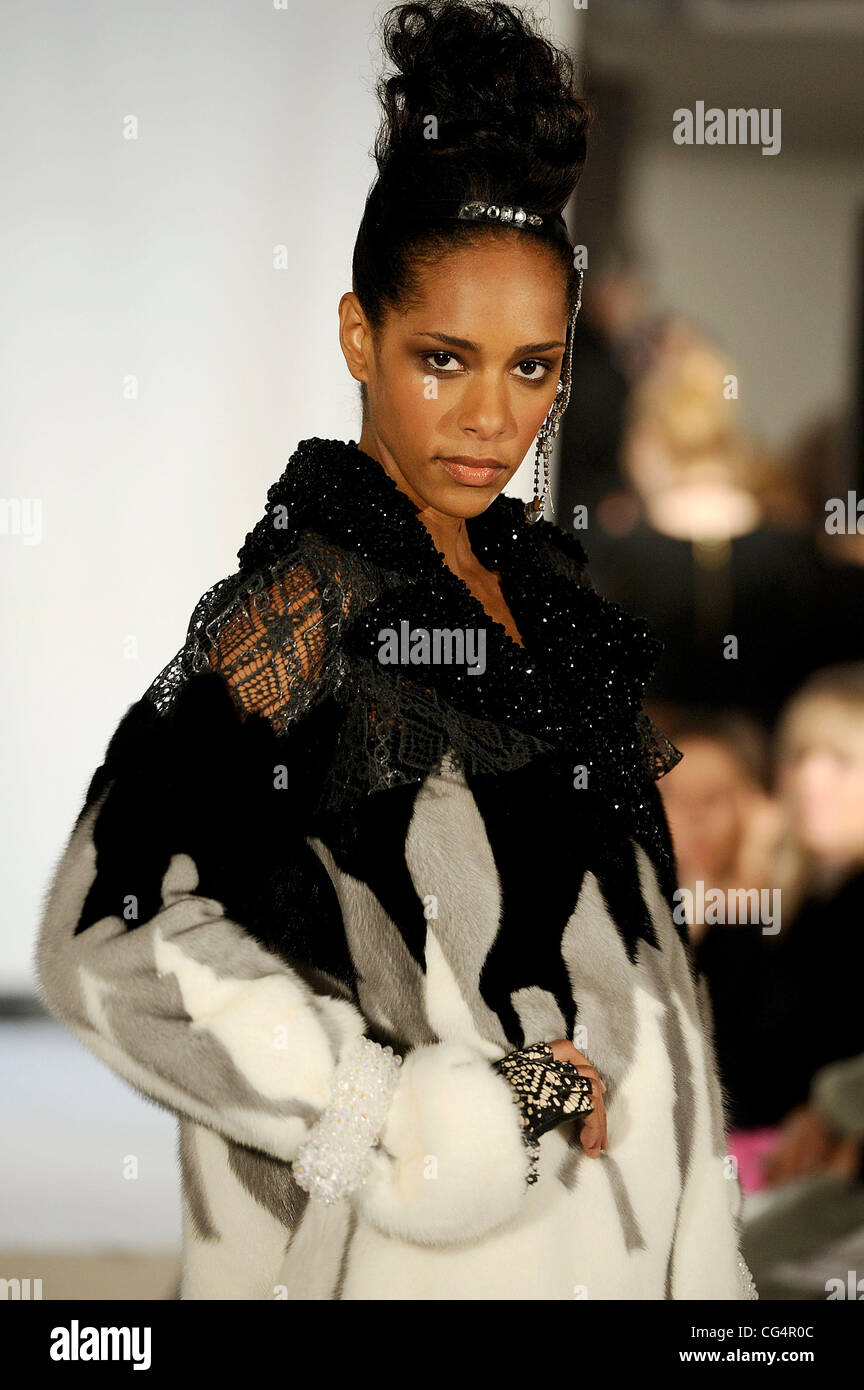 Model Paris Fashion Week Fall 2011 - On Aura Tout Vu - Catwalk Paris ...