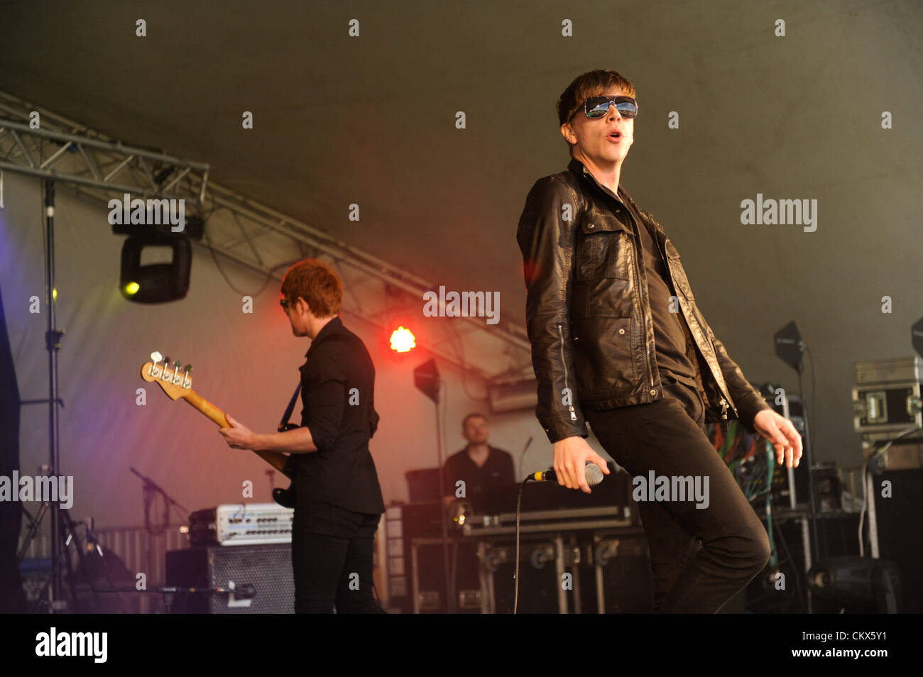 Cover band hi-res stock photography and images - Alamy