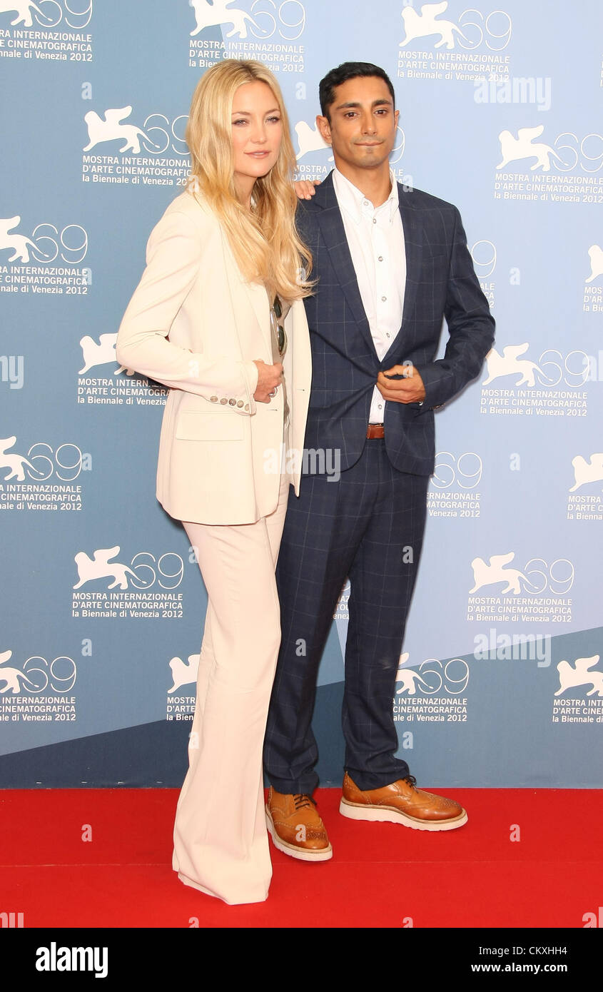KATE HUDSON & RIZ AHMED THE RELUCTANT FUNDAMENTALIST. PHOTOCALL. 69TH VENICE FILM FESTIVAL VENICE  ITALY 29 August 2012 Stock Photo