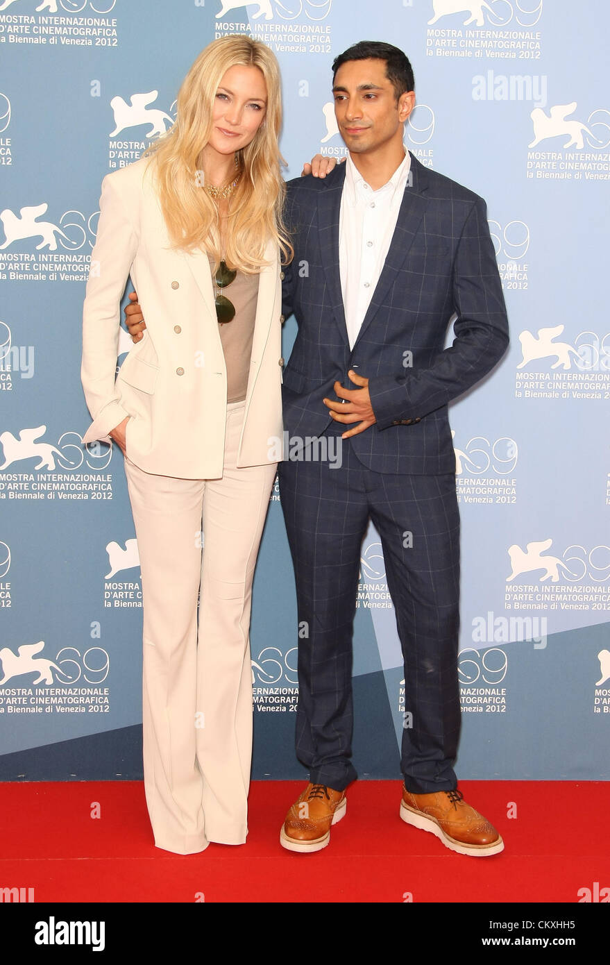 KATE HUDSON & RIZ AHMED THE RELUCTANT FUNDAMENTALIST. PHOTOCALL. 69TH VENICE FILM FESTIVAL VENICE  ITALY 29 August 2012 Stock Photo