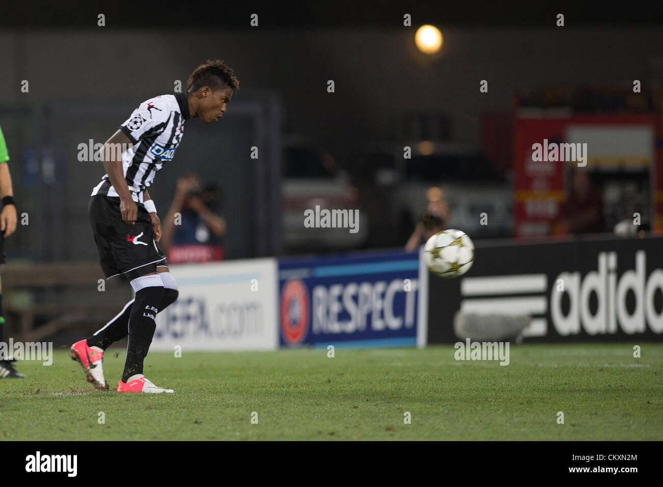 Udine, Italy. 28th Aug 2012. Maicosuel (Udinese), AUGUST 28, 2012 - Football / Soccer : Maicosuel of Udinese misses his penalty in the penalty shoot-out during the UEFA Champions League Play-off 2nd leg match between Udinese 1(4-5)1 Sporting Braga at Stadio Friuli in Udine, Italy. (Photo by Maurizio Borsari/AFLO) Stock Photo