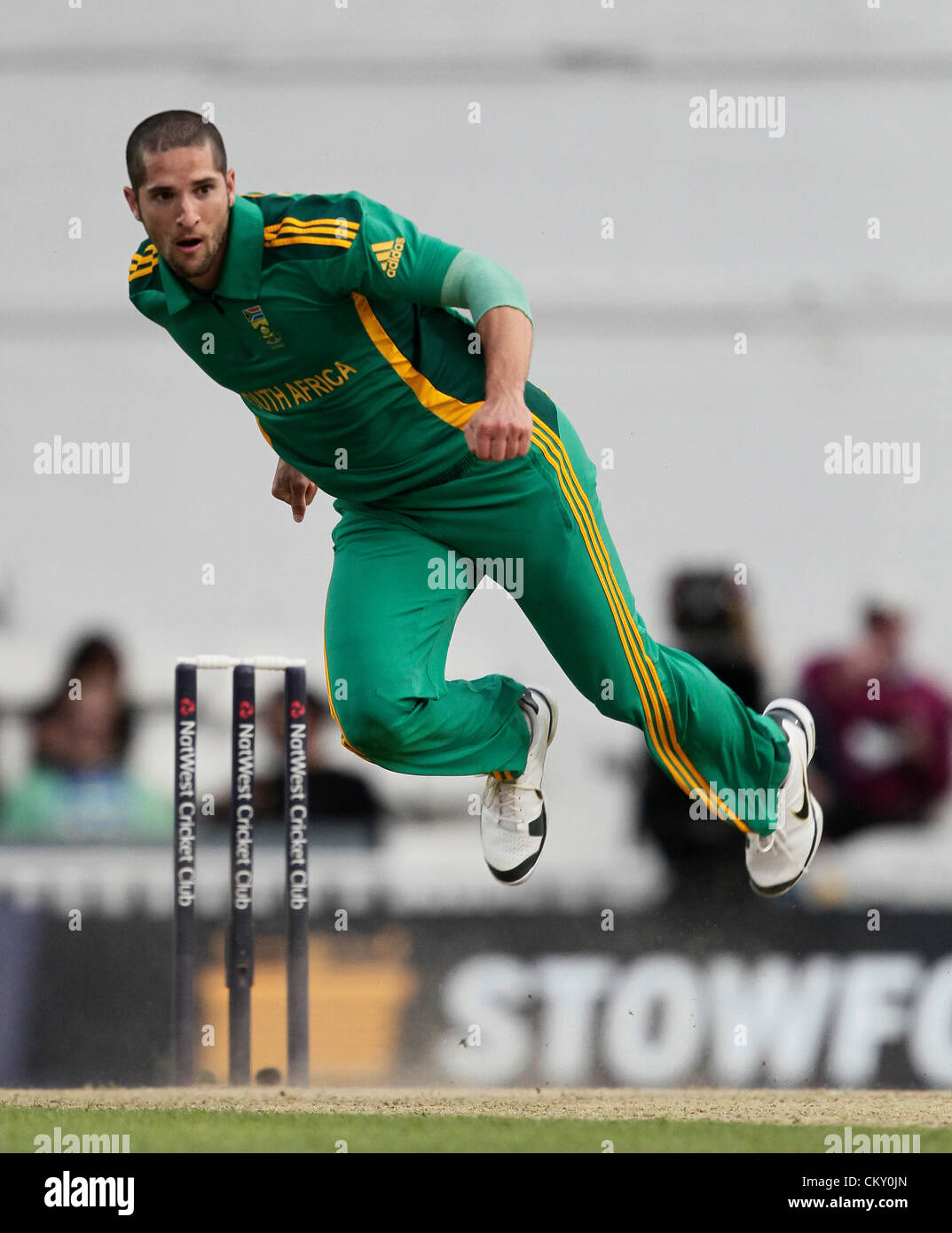 31.08.2012. London England Wyane Parnell in bowling action during the England v South Africa: 3rd Natwest ODI at The Kia Oval Cricket Ground Kennington London England. England chasing 212 to win this ODI Stock Photo