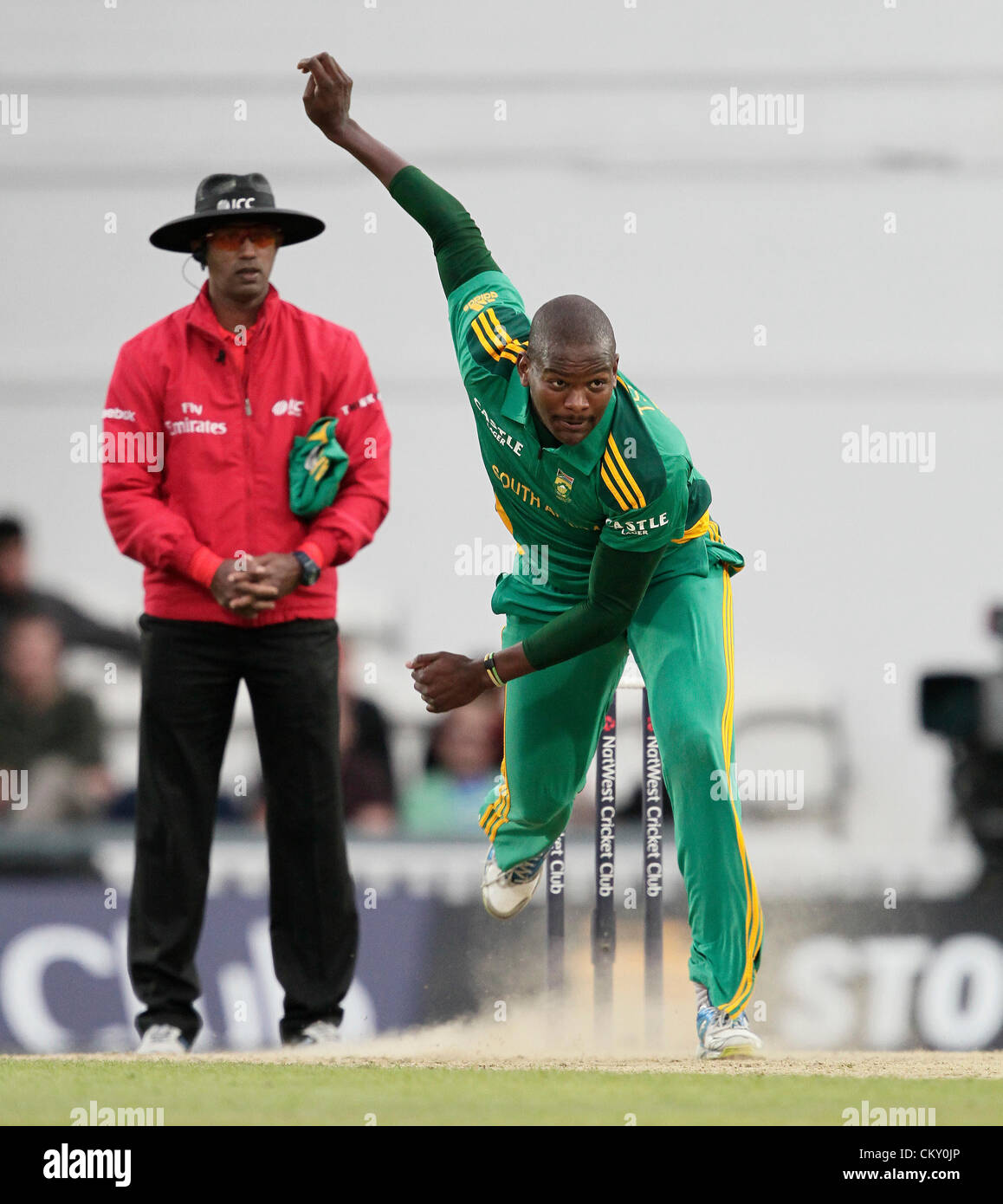 31.08.2012. London England Lonwabo Tsotsobe in bowling action during the England v South Africa: 3rd Natwest ODI at The Kia Oval Cricket Ground Kennington London England. England chasing 212 to win this ODI Stock Photo