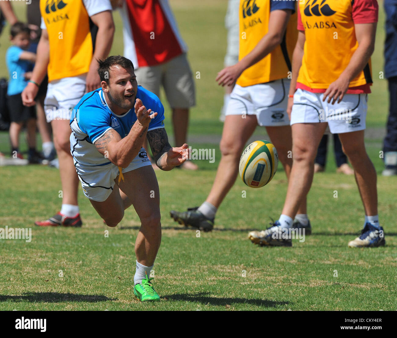 JOHANNESBURG, SOUTH AFRICA - SEPTEMBER 01, Francois Hougaard feeds the backline during the South African national rugby team field session and media conference at KES on September 01, 2012 in Johannesburg, South Africa Photo by Duif du Toit / Gallo Images Stock Photo
