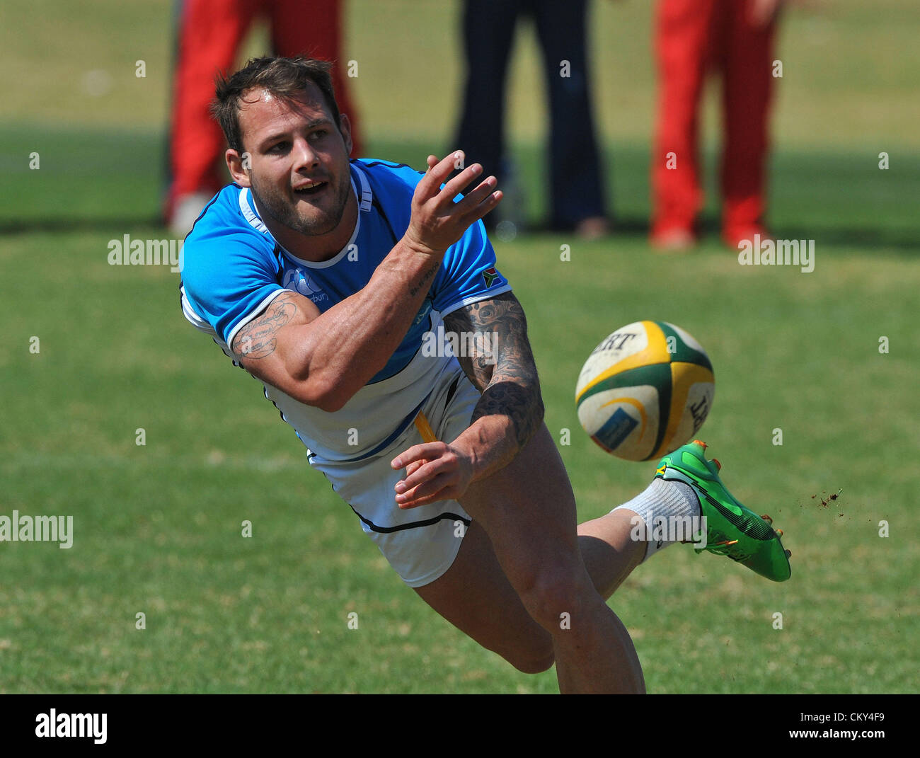 JOHANNESBURG, SOUTH AFRICA - SEPTEMBER 01, Francois Hougaard feeds the backline during the South African national rugby team field session and media conference at KES on September 01, 2012 in Johannesburg, South Africa Photo by Duif du Toit / Gallo Images Stock Photo