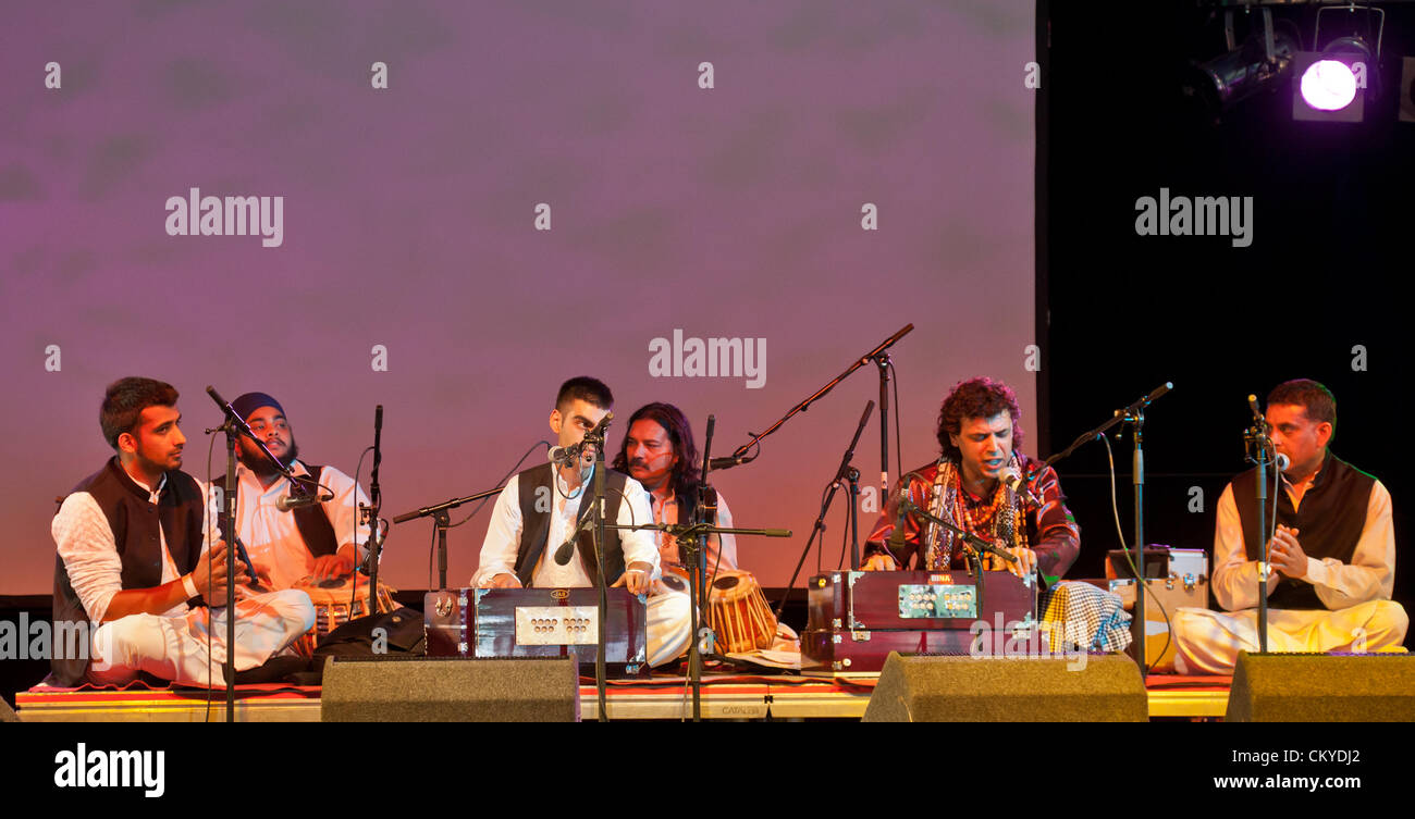 Qawali Musicians Performing High Resolution Stock Photography And Images Alamy