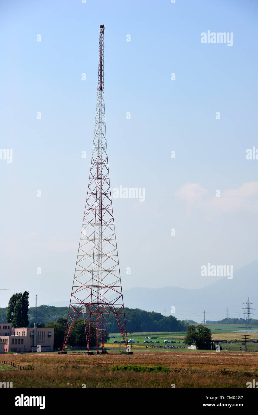 An old radio tower, built in 1932 and once used for international communications by the League of Nations, is about to be demolished in Prangins, Switzerland (near Geneva). This tower is one of a pair. Both were demolished, one after the other, in the same operation. Stock Photo