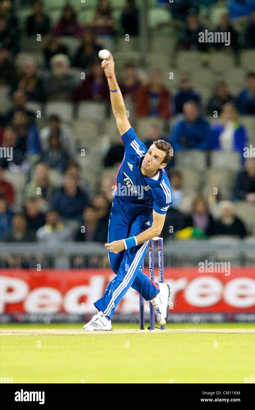10.09.2012 Manchester, England. England and Middlesex player Steven Finn in bowling action during the NatWest International Twenty20 cricket match between England and South Africa from Old Trafford. Stock Photo