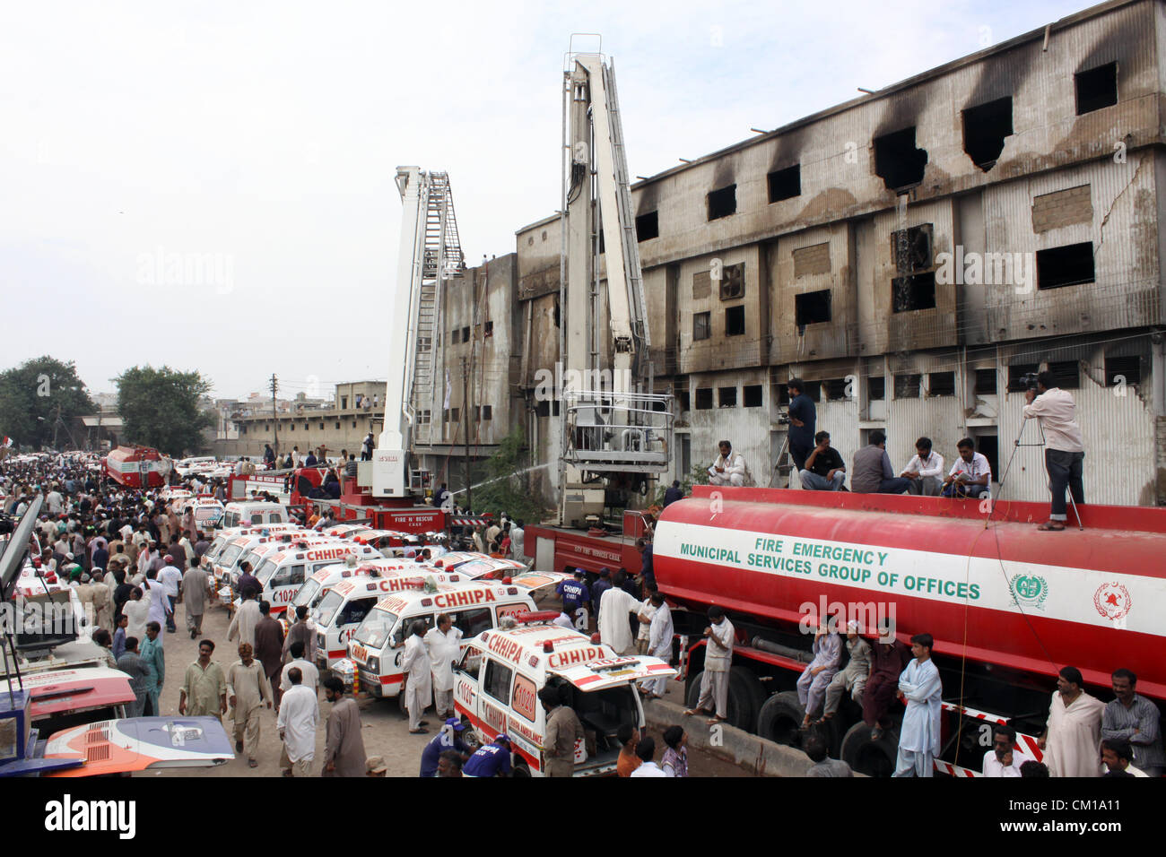 Karachi, Pakistan. 12th September, 2012. Rescue workers carry out rescue work at the site of burnt garment factory in Karachi September 12, 2012. Atleast 289 workers were burnt when fire engulfed a garment factory in Karachi. Stock Photo
