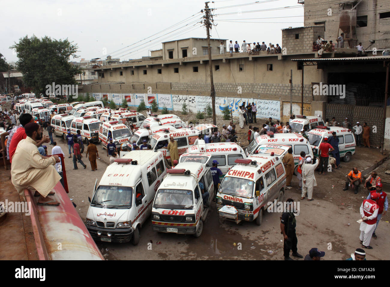 Karachi, Pakistan. 12th September, 2012. Rescue workers carry out rescue work at the site of burnt garment factory in Karachi September 12, 2012. Atleast 289 workers were burnt when fire engulfed a garment factory in Karachi. Stock Photo