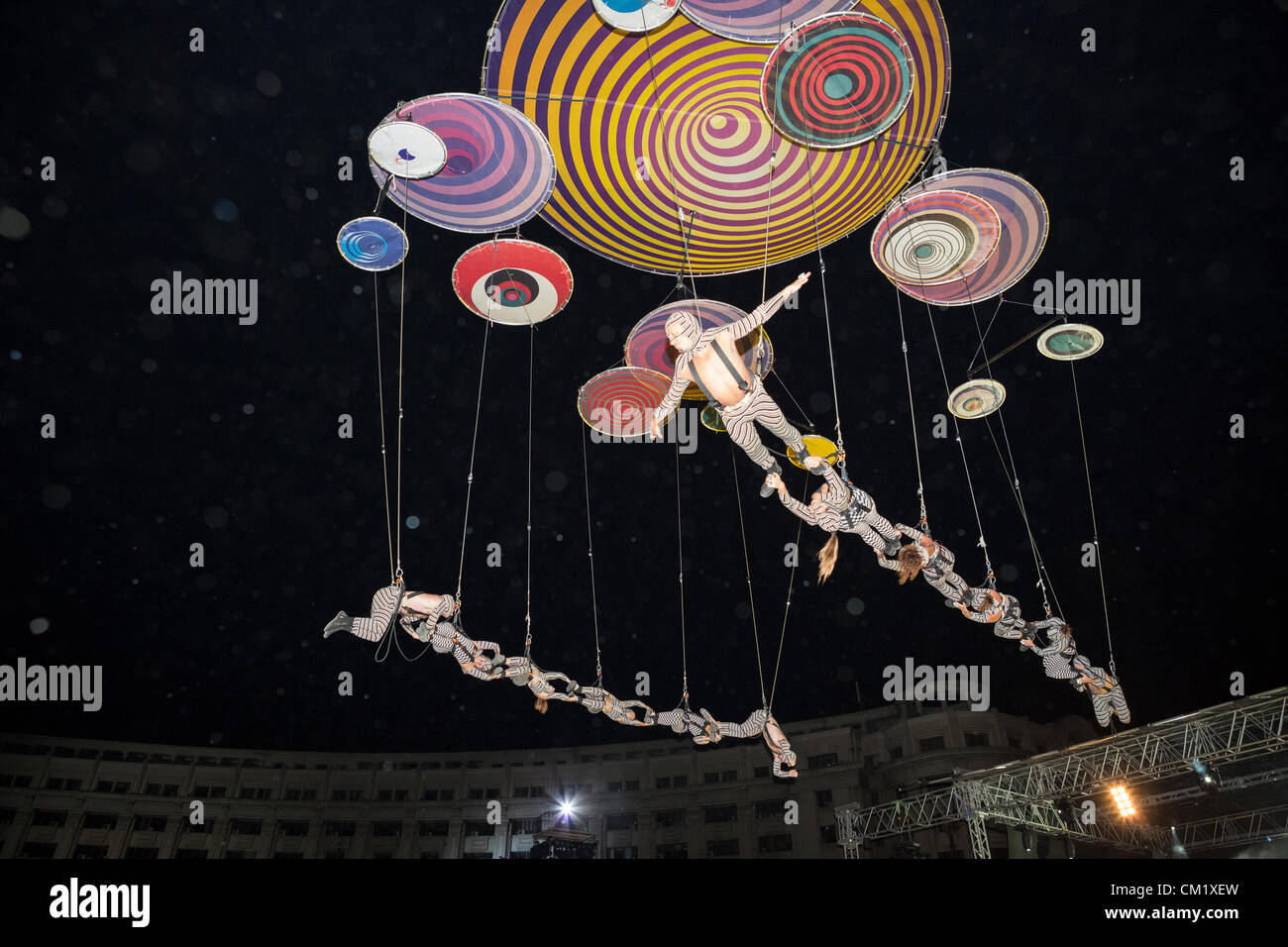 Acrobat hanging rope circus hi-res stock photography and images - Alamy