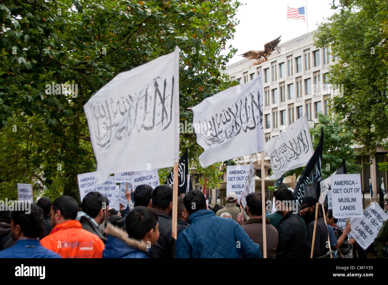 London, UK. 16/09/12. Over a 1000 Muslims join the group Hiz ut Tahir at a protest outside the US Embassy in Grovsenor Square. Stock Photo