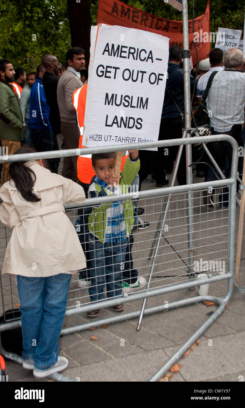 London, UK. 16/09/12. A child holds up an a placard that reads, 'AMERICA - GET OUT OF MUSLIM LANDS' as over a 1000 Muslims join the group Hiz ut Tahir at a protest outside the US Embassy in Grovsenor Square. Stock Photo