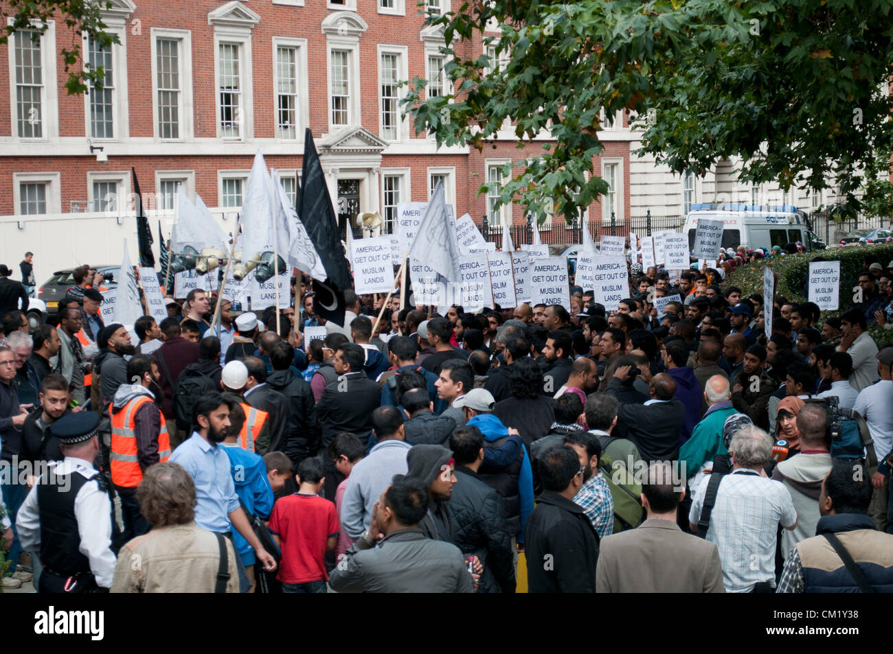 London, UK. 16/09/12. Over a 1000 Muslims join the group Hiz ut Tahir at a protest outside the US Embassy in Grovsenor Square. Stock Photo