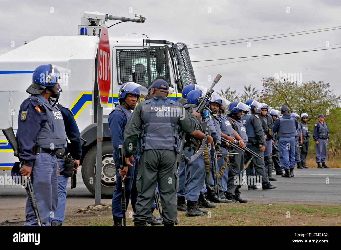 RUSTENBURG, SOUTH AFRICA: Police monitor striking Anglo Platinum mine ...