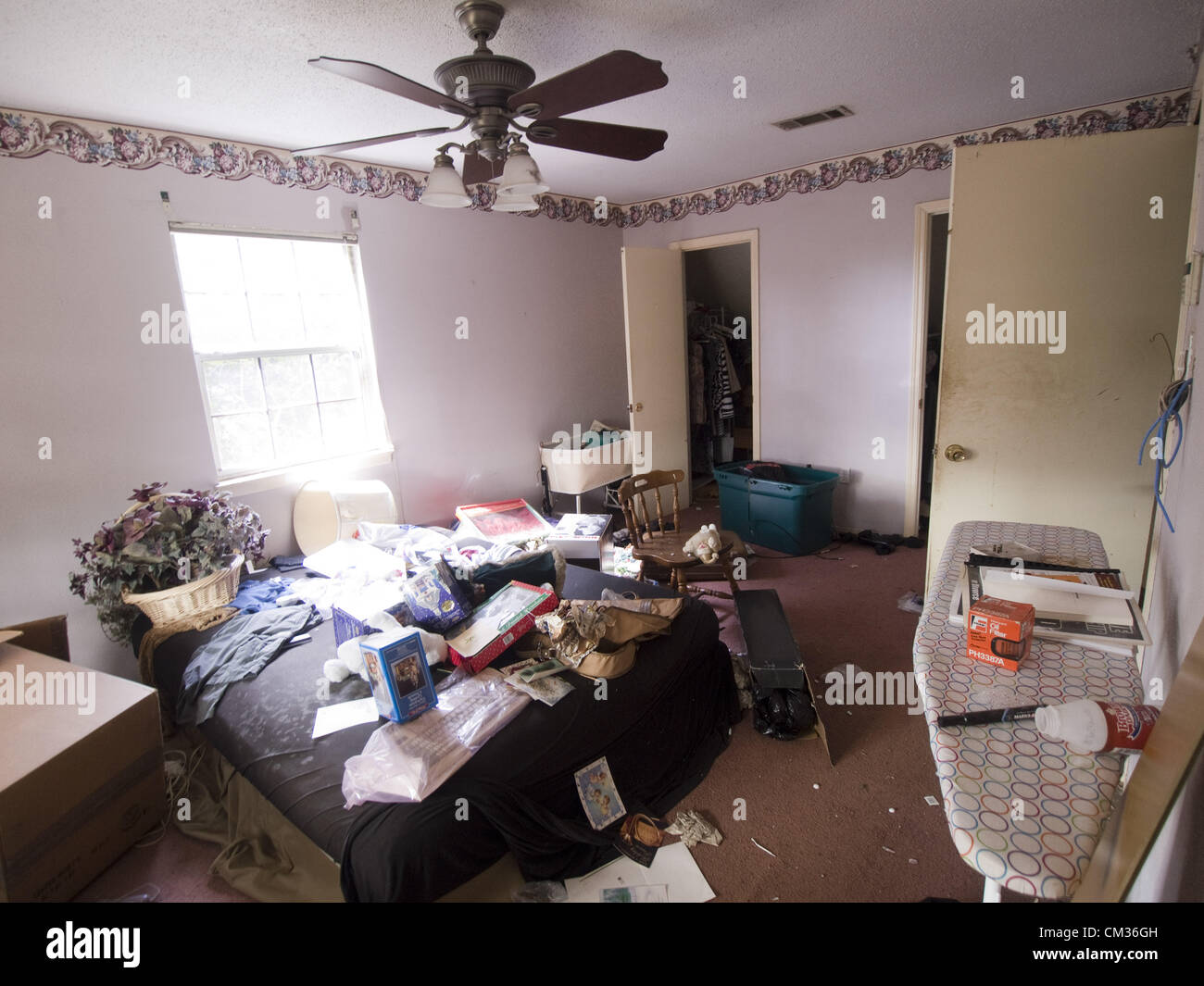 Unorganized bedroom hi-res stock photography and images - Alamy