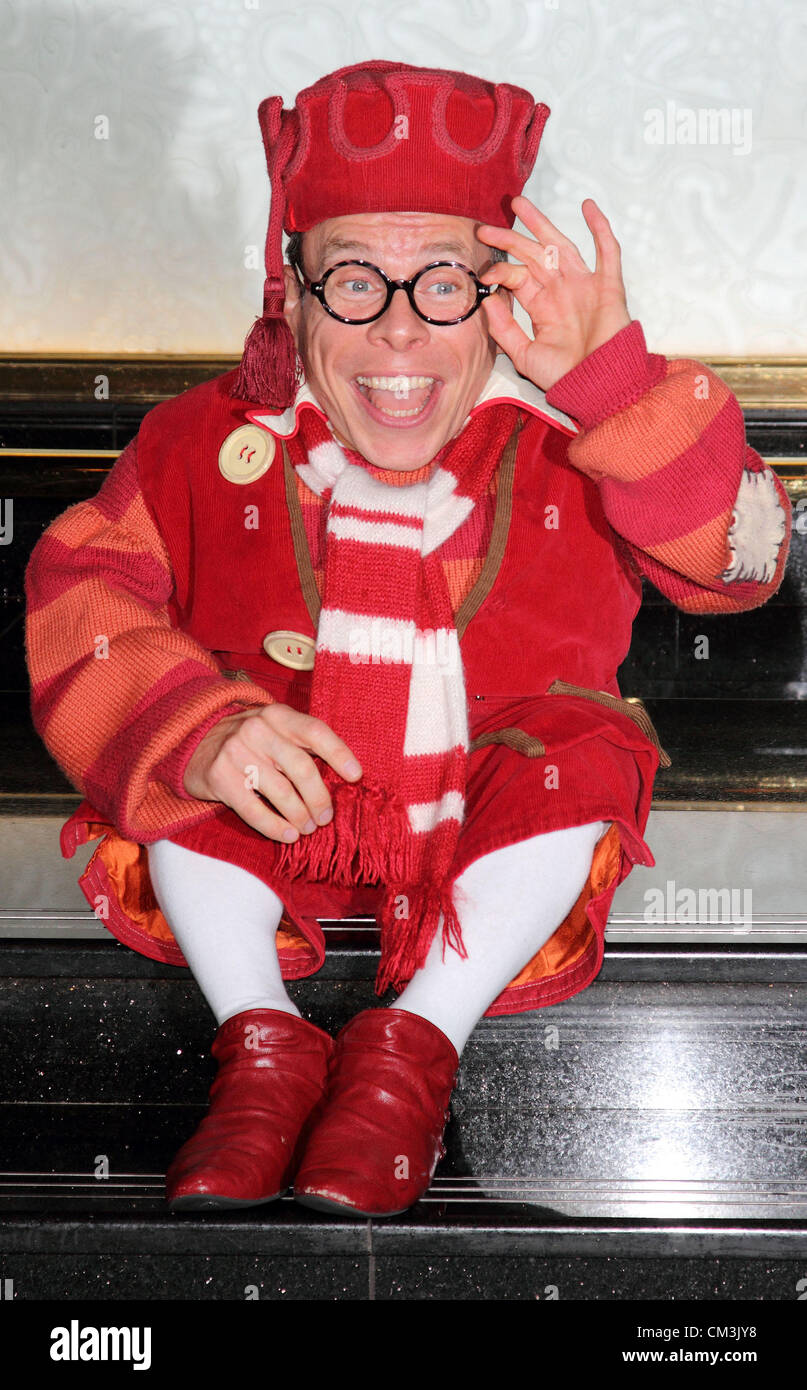 Warwick Davis stars in 'Snow White and the Seven Dwarfs' pantomime at