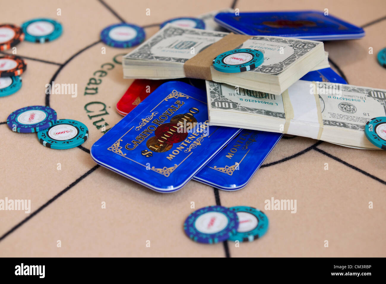 007 cards hi-res stock photography and images - Alamy, image size:1300x956