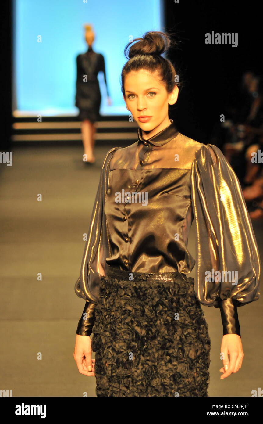 Black Model Ramp Walk African Model Ramp Walk High Resolution Stock Photography and Images ...