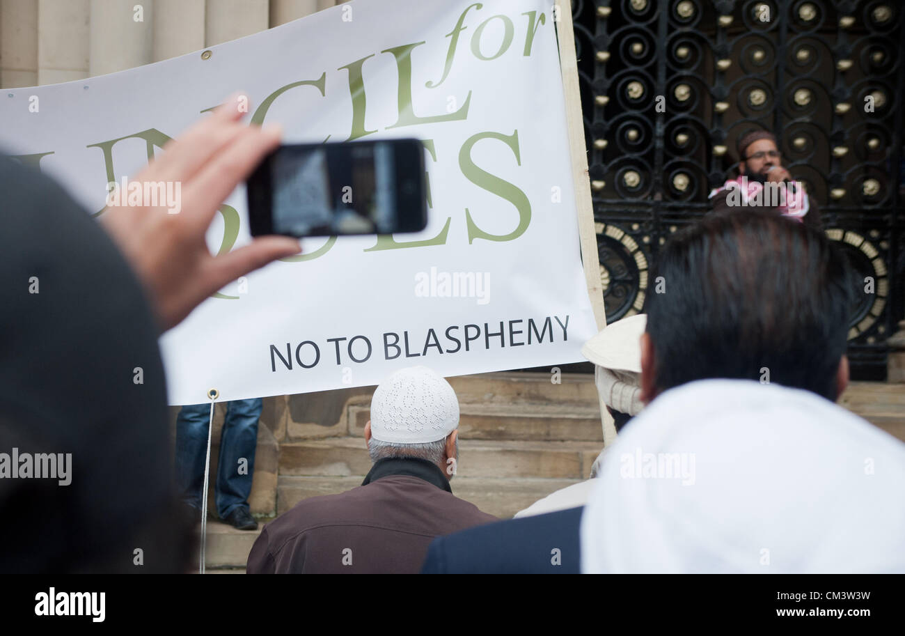 Bradford, UK. 28th September, 2012. Crowds packed central Bradford to come together and voice there anger and hurt at the blasphemy portrayed in the film Stock Photo