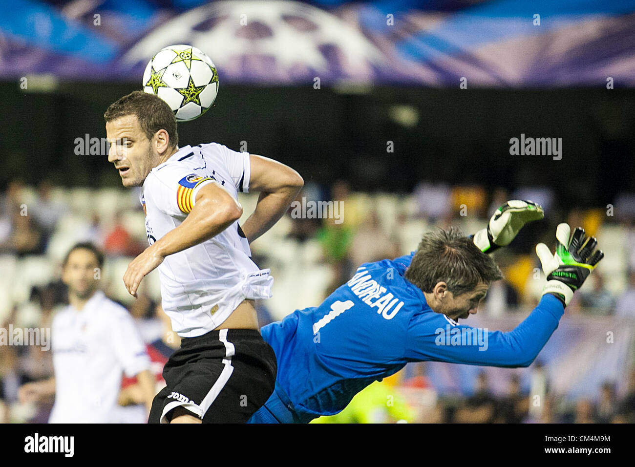 02.10.2012 Valencia, Spain. Goal keeper Mickael Landreau of LOSC Lille is fouled by Forward Roberto Soldado of Valencia CF on a high ball action during the Champions League Group G game between Valencia  and Lille from Mestalla, Valencia, Spain. Stock Photo