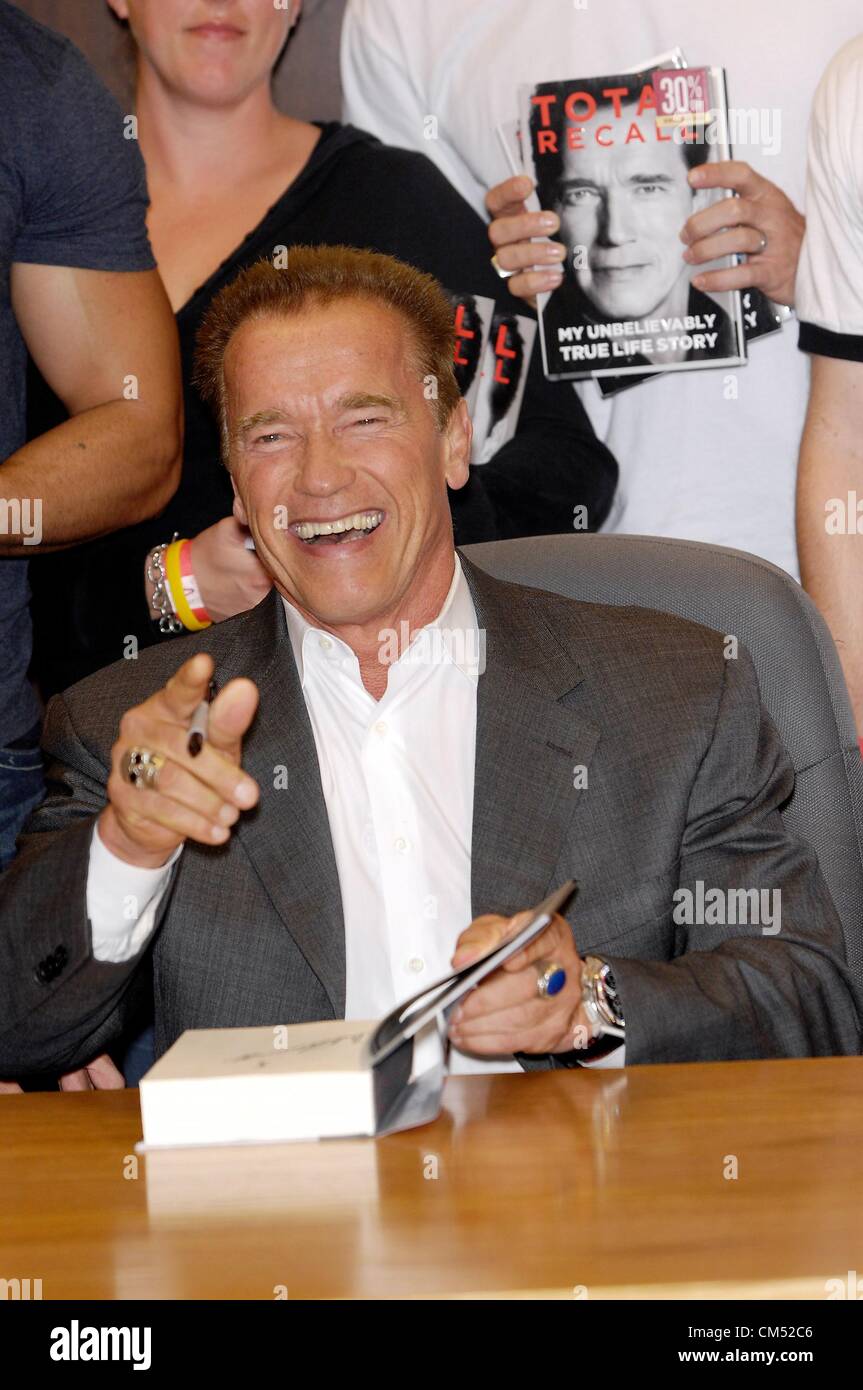 Los Angeles, California, USA. Arnold Schwarzenegger at instore