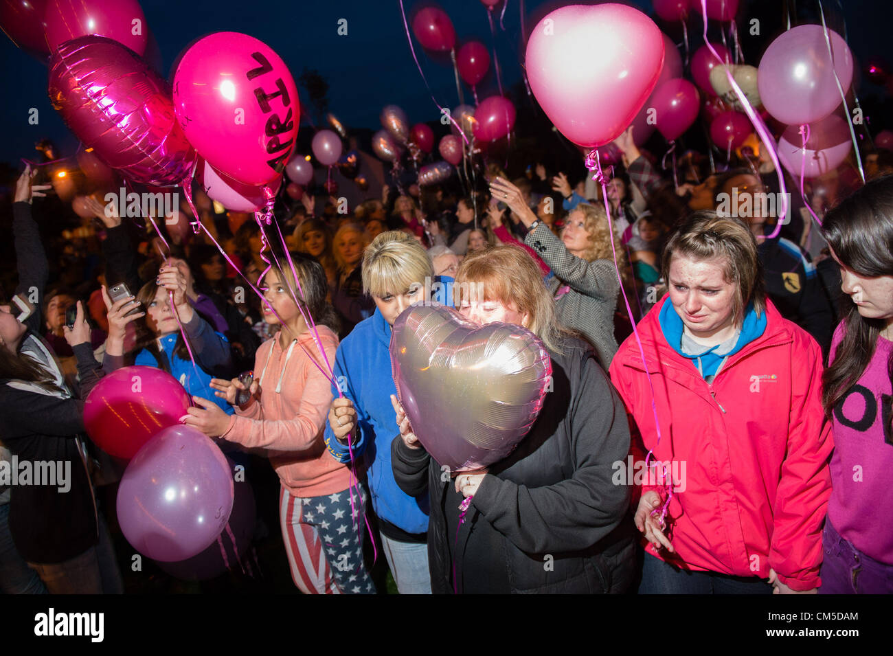 Oct 8 2012 Aberystwyth Wales UK   MAIR RAFTREE, (centre) the godmother of missing 5 year old girl APRIL JONES leads hundreds of people in releasing pink balloons in memory of the child from a playground in Penparcau Aberystwyth  46 year old MARK BRIDGER has been charged with her murder and is on remand in Manchester prison awaiting his appearance via video link at Caernarfon Crown Court on Wednesday 10 Oct  photo ©keith morris Stock Photo