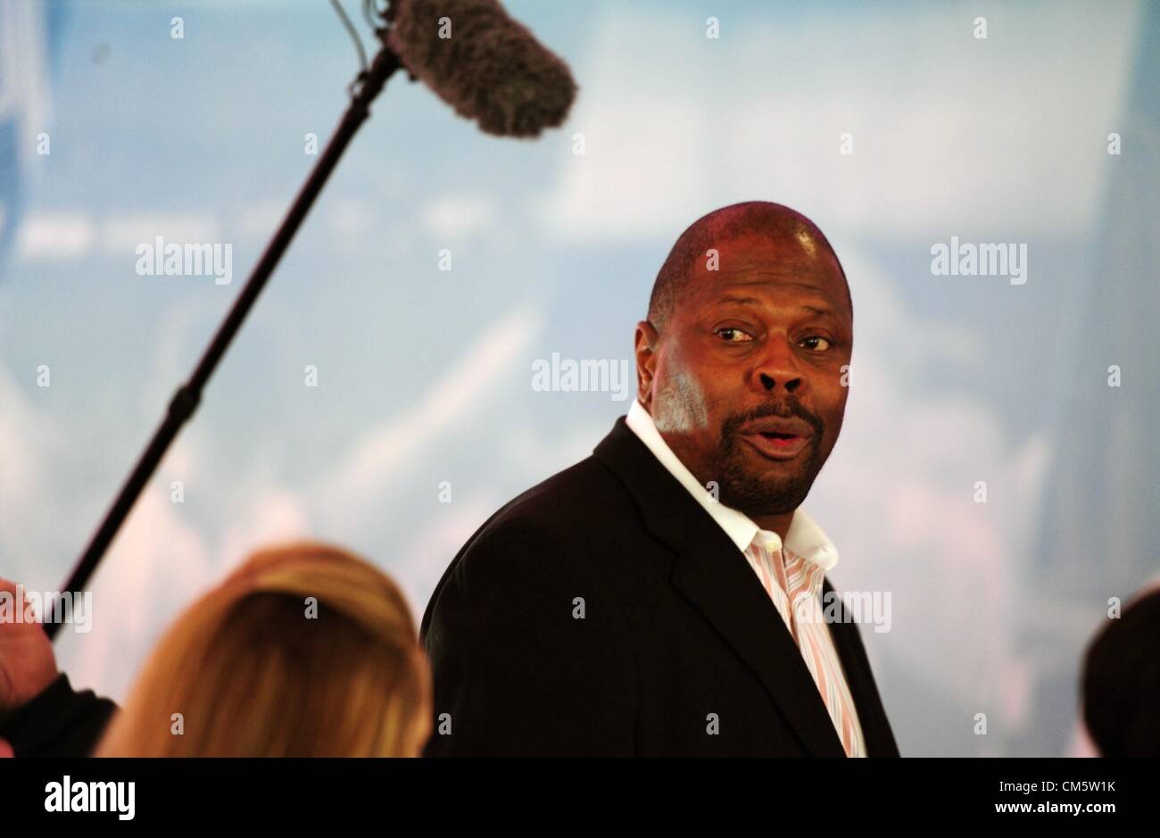 Patrick Ewing competing for the NBA New York Knicks Stock Photo - Alamy