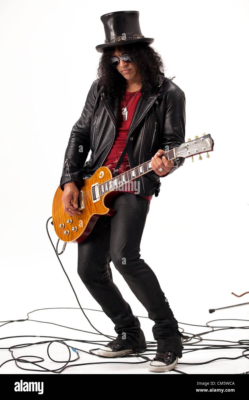 Jan. 04, 2012 - Los Angeles, California, U.S. - Guitarist SLASH aka SAUL  HUDSON during a Video Shoot Portrait Session in Los Angeles. Slash is best  known as the former lead guitarist