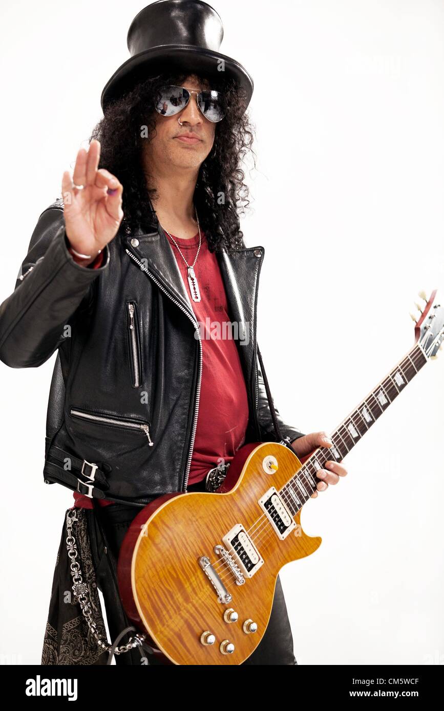 Jan. 04, 2012 - Los Angeles, California, U.S. - Guitarist SLASH aka SAUL  HUDSON during a Video Shoot Portrait Session in Los Angeles. Slash is best  known as the former lead guitarist