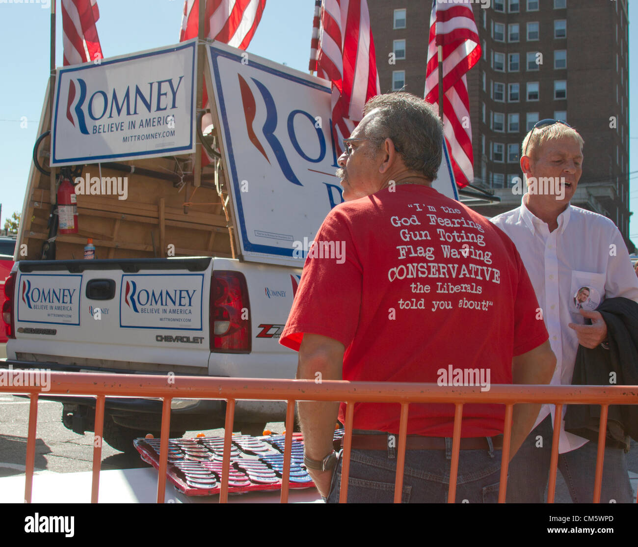 Asheville, North Carolina, USA. 11th October 2012. Man Wearing Conservative T-Shirt saying 'I'm the God Fearing, Gun Toting, Flag Waving Consevative the Liberals told you about? while syanding next to a Mtt Romney campaign truck at a Mitt Romney Campaign Rally in Asheville, North Carolina, USA, on October 11, 2012 Stock Photo