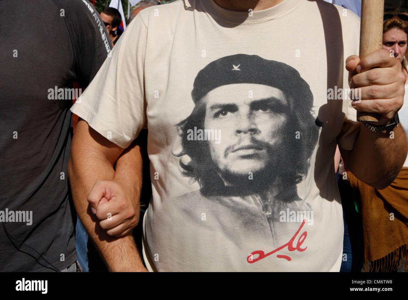 Young man with thiny dreadlock with red T shirt with Ernesto Che Guevara  Stock Photo - Alamy