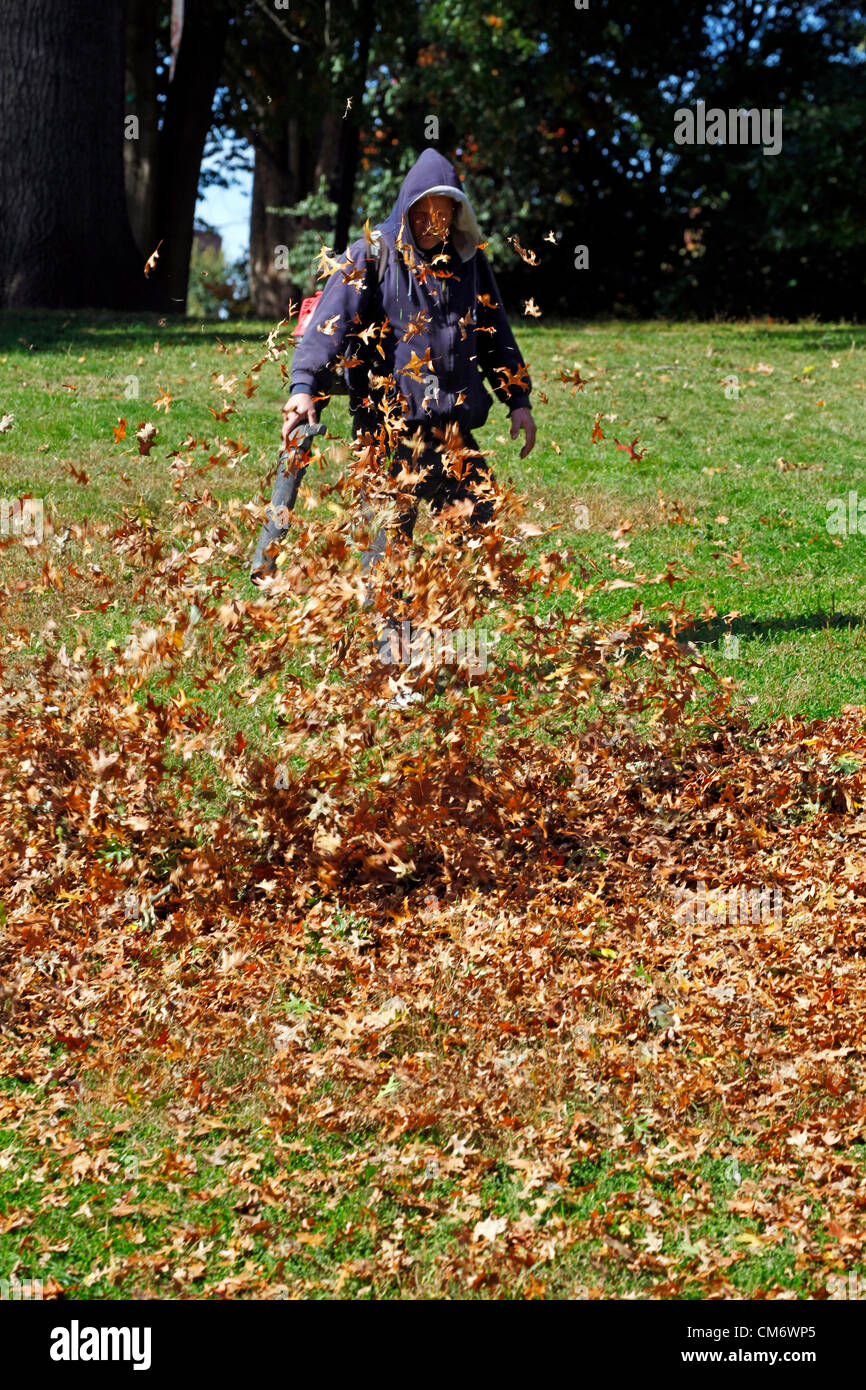 Boston, USA. 18th October 2012. Changing colours of leaves in Fall as