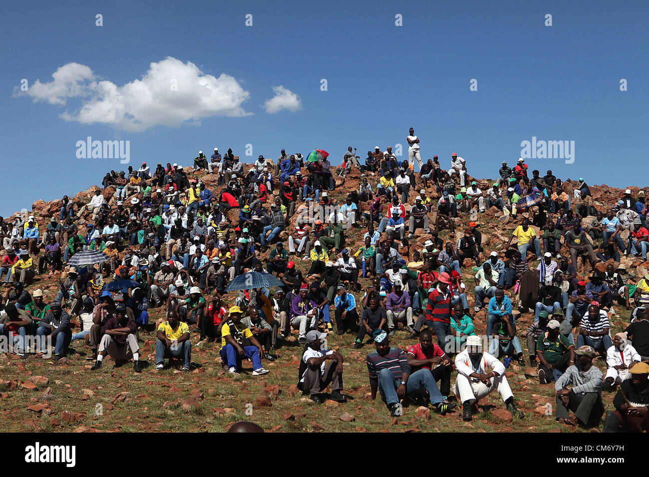 CARLETONVILLE, SOUTH AFRICA: Thousands of striking Gold Fields miners gather near the Anglo Gold Ashanti mine for a mass meeting on October 18, 2012 in Carletonville, South Africa. Miners have continued to defy the ultimatums give by mine management for them to return to work. (Photo by Gallo Images / The Times / Alon Skuy) Stock Photo