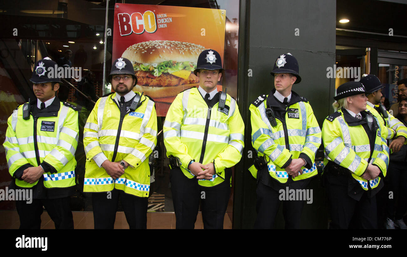 London, England, UK. Saturday, 20 October 2012. Police officers guard a McDonalds restaurant at the corner of Oxford Street and Tottenham Court Road. Protesters target shops and hotels in Central London after the TUC march where thousands gathered. Picture credit: Nick Savage/Alamy Live News Stock Photo