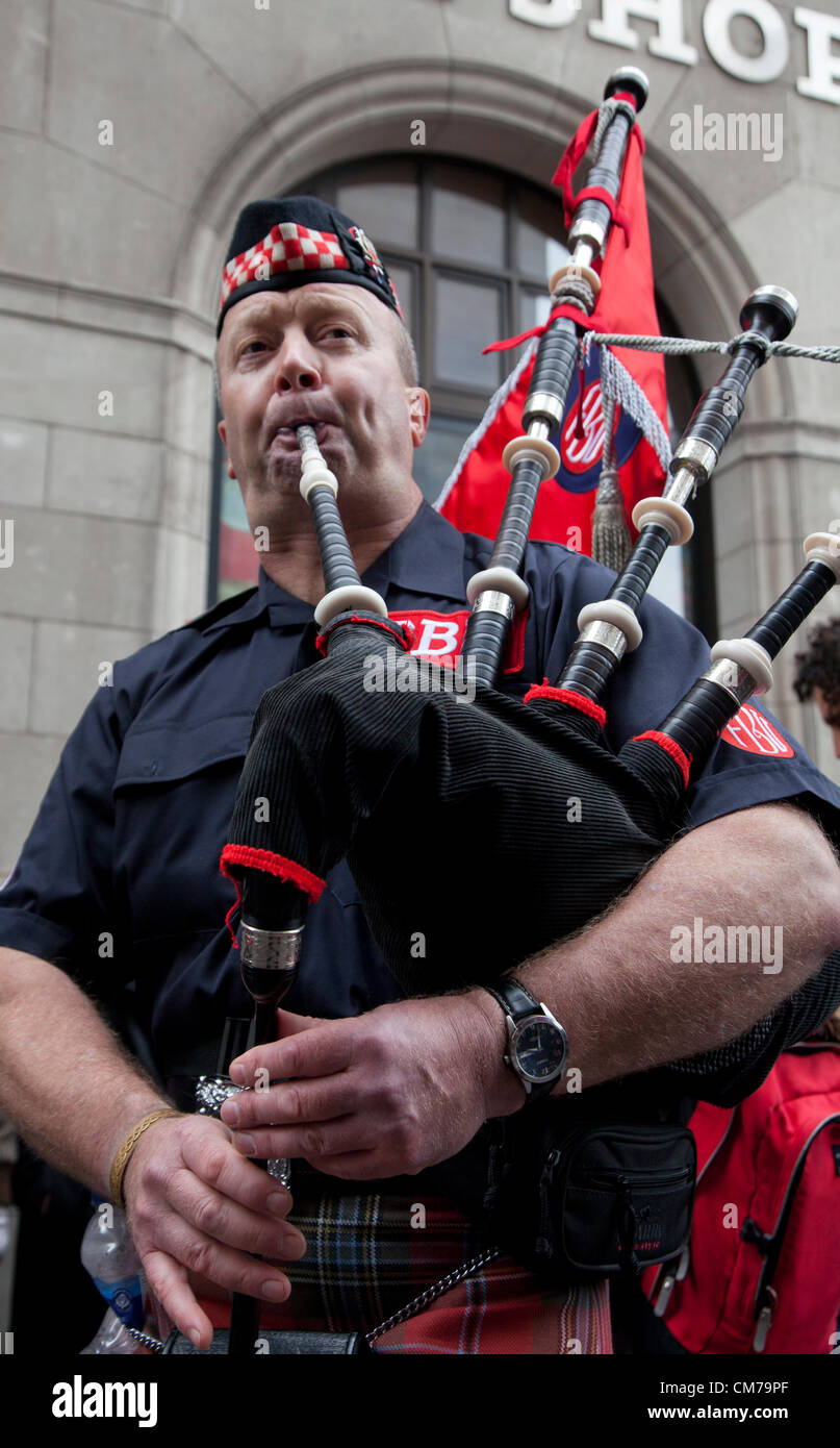 Scottish bagpipe player london uk 100 hires stock photography and