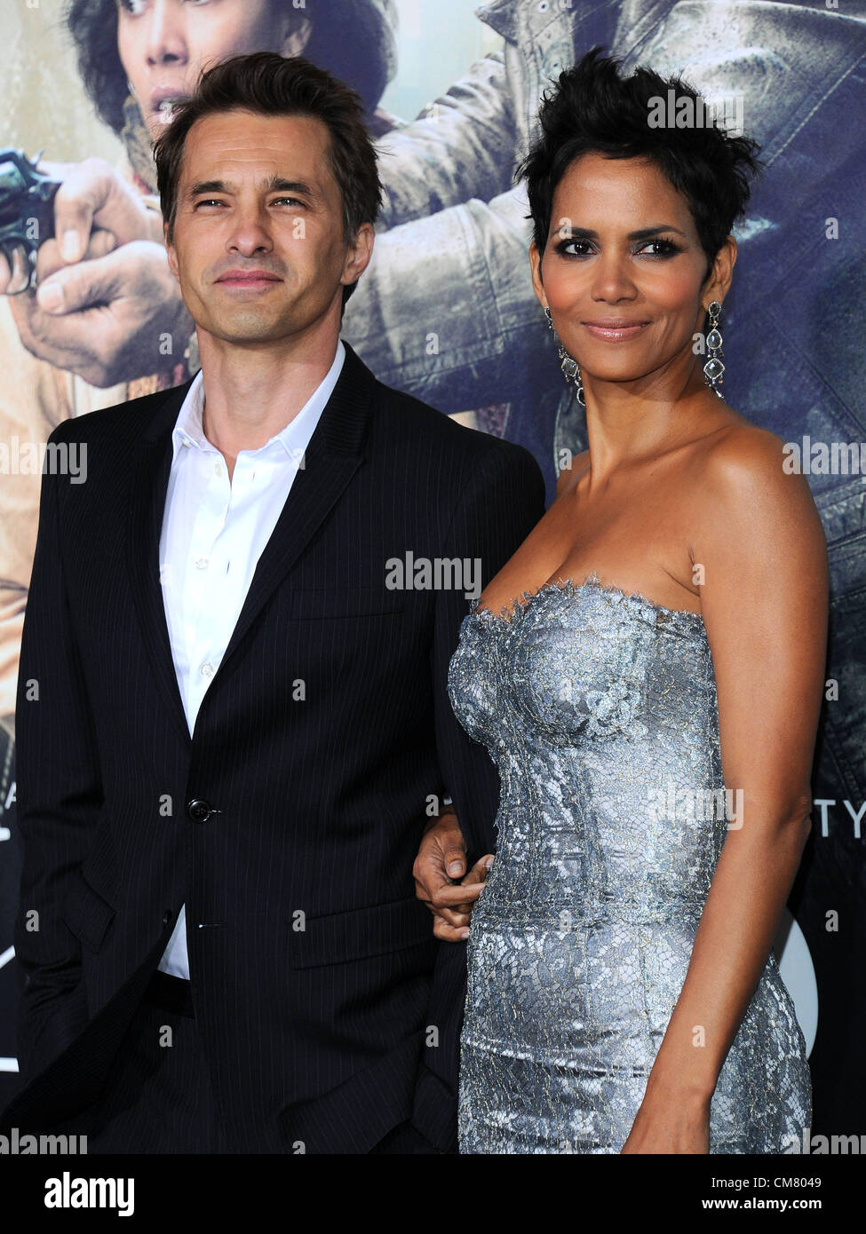 Los Angeles, USA. 24th October 2012. Halle Berry and Olivier Martinez arriving at the film premiere of 'Cloud Atlas' in Los Angeles on October 24th 2012 Stock Photo