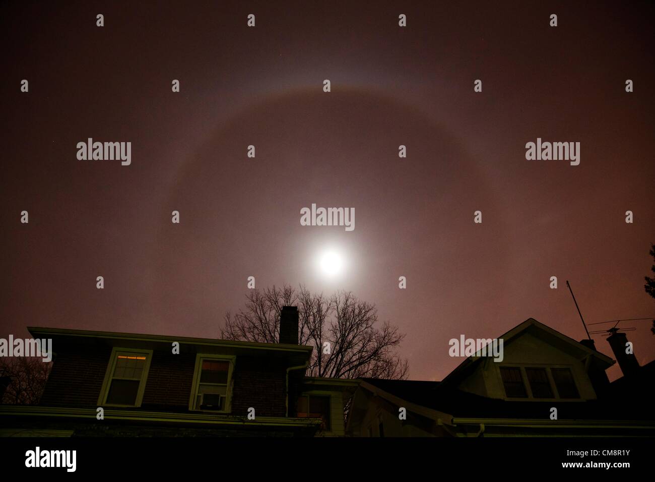 Oak Park, Illinois, USA. Monday 29th October 2012. Ice crystals of cirrus clouds on the fringes of Hurricane Sandy create a ring around the full moon. The moon's high tide is exacerbating the storm surge resulting in serious flooding on the east coast of the USA. Stock Photo