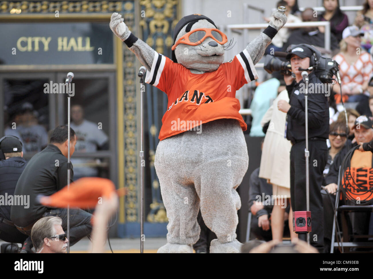 Giants mascot Lou Seal plays a wild game of charades! 