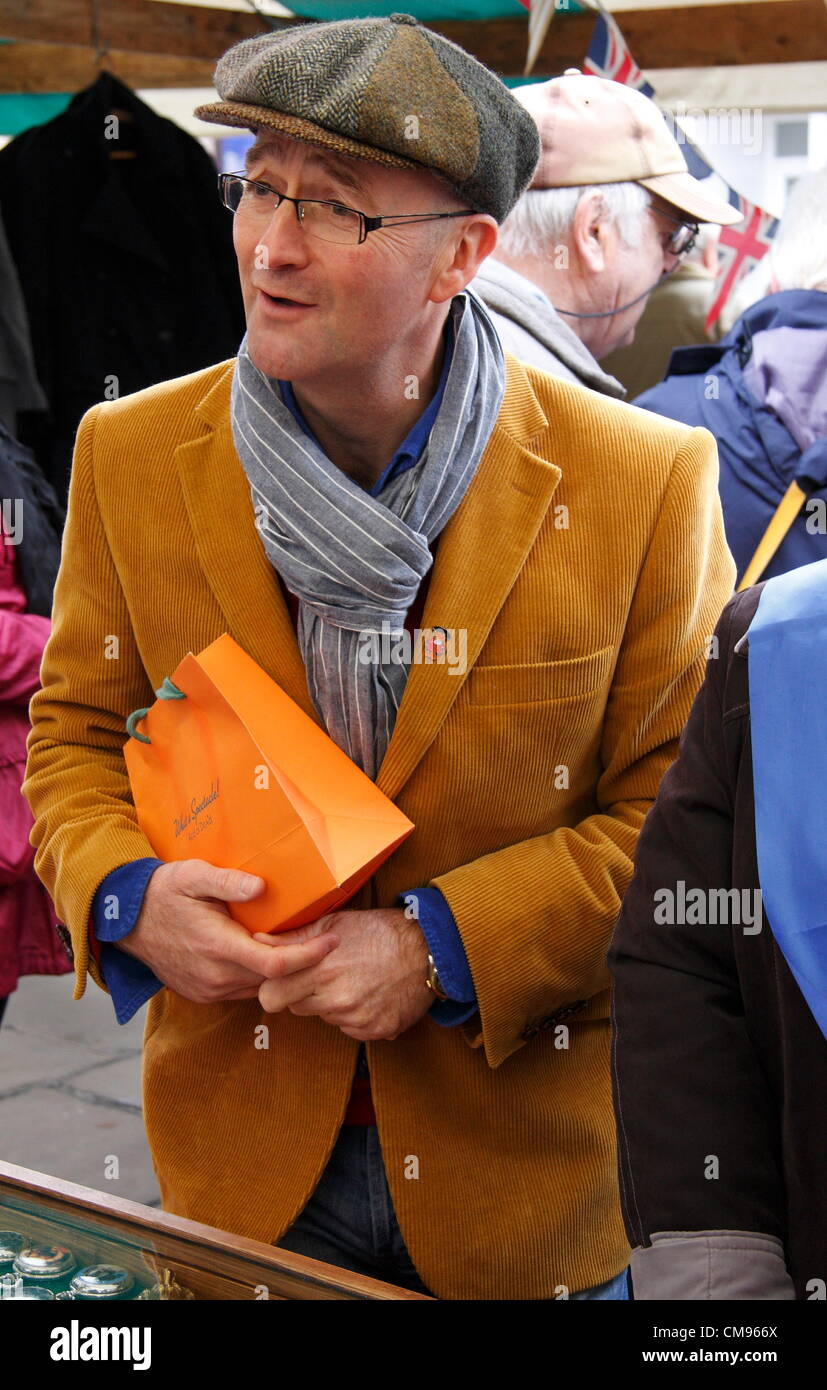 TV antiques expert David Harper bargain hunting for an antiques hunt & charity auction, Chesterfield fleas market, Derbyshire, Stock Photo