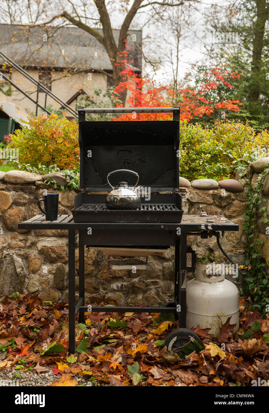 1 November 2012 Superstorm Hurricane Sandy Day 4 : With much of the US East Coast including the New York suburbs still without power, one Westchester County resident finds a way to make hot tea. This Weber gas grill survived being in 4 feet of water and still works. © 2012 Marianne A. Campolongo/Alamy News Stock Photo