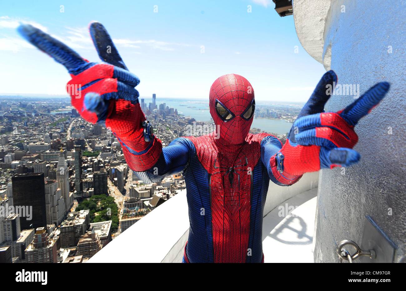 The cast of 'The Amazing Spider-Man 2' light the Empire State Building  Featuring: Spider Man Where: NYC, New York, United States When: 26 Apr 2014  Stock Photo - Alamy