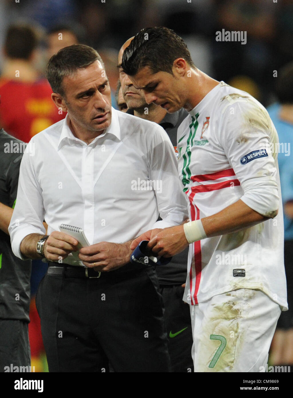 27 06 2012 Donetsk Ukraine.  Portugal's head coach Paulo Bento (L) talks to Cristiano Ronaldo about taking penalties during UEFA EURO 2012 semi-final soccer match Portugal vs Spain at Donbass Arena in Donetsk, Ukraine, 27 June 2012. Stock Photo