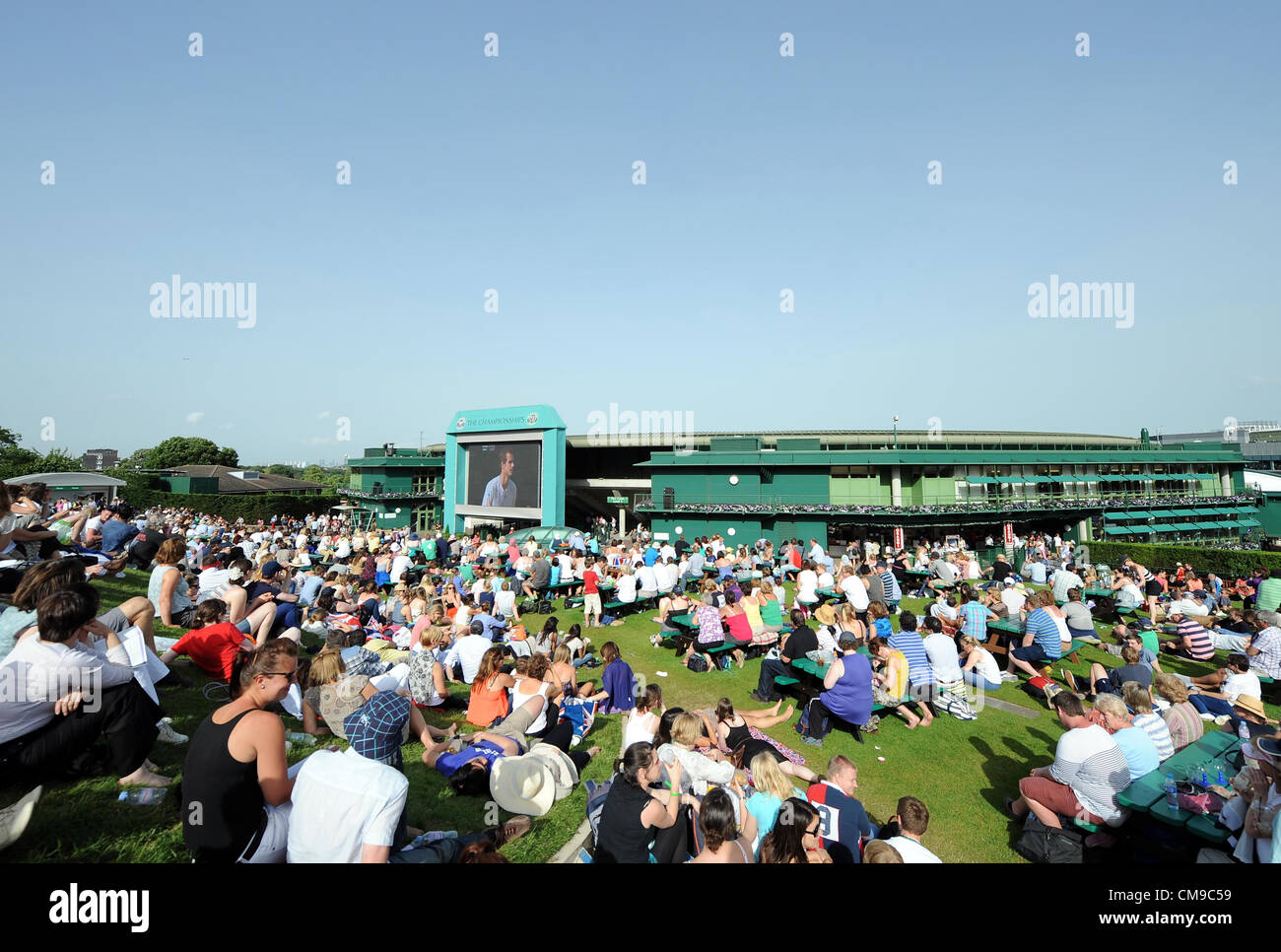 VIEW FROM MURRAY MOUNT OF COUR THE WIMBLEDON CHAMPIONSHIPS 20 THE ALL ENGLAND TENNIS CLUB WIMBLEDON LONDON ENGLAND 28 June 20 Stock Photo