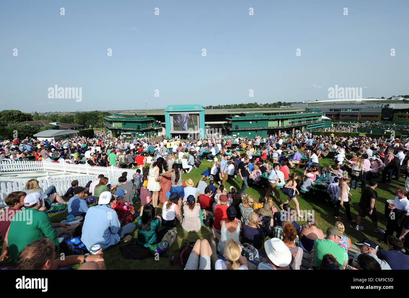 VIEW FROM MURRAY MOUNT OF COUR THE WIMBLEDON CHAMPIONSHIPS 20 THE ALL ENGLAND TENNIS CLUB WIMBLEDON LONDON ENGLAND 28 June 20 Stock Photo