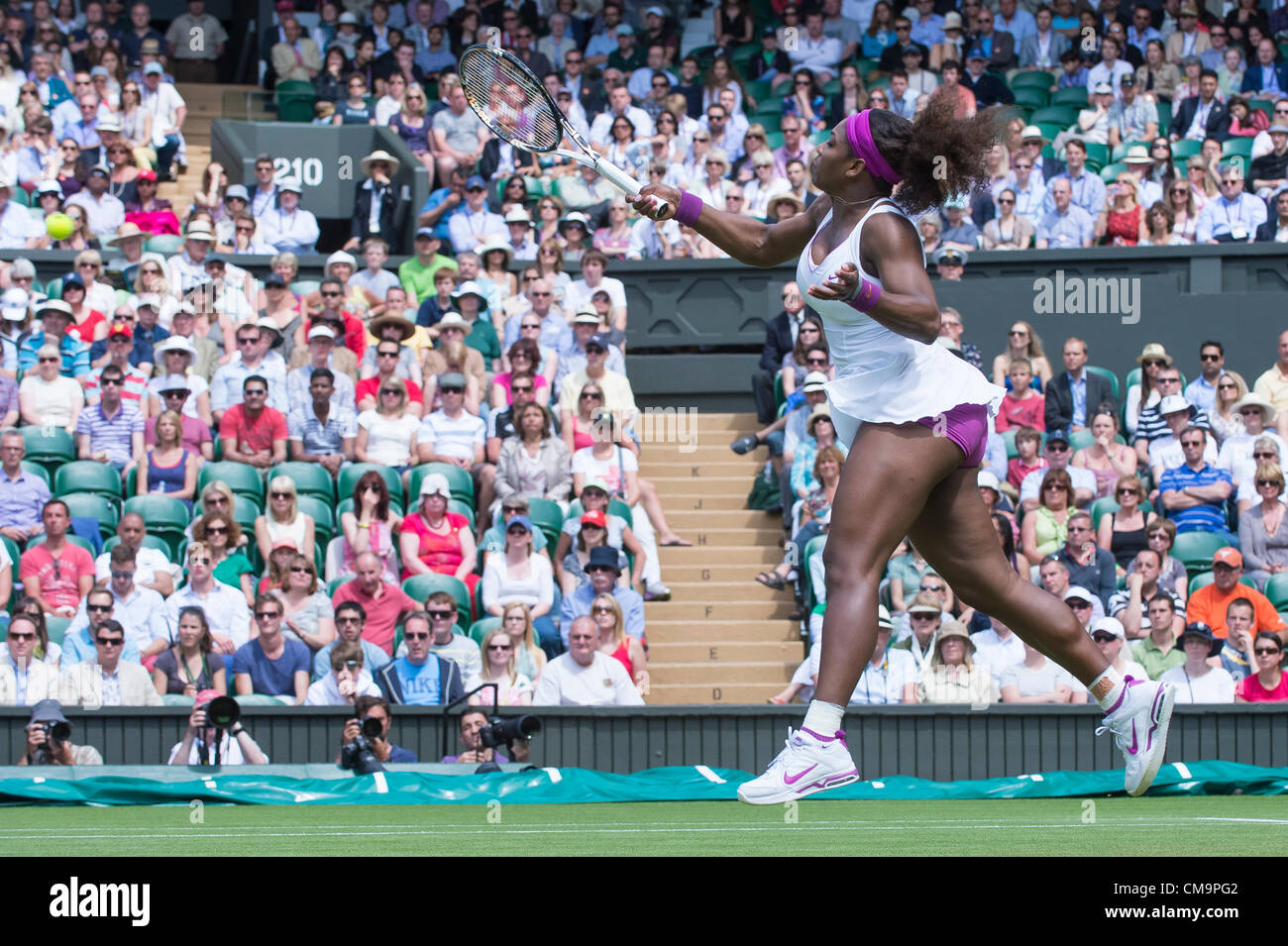 330.06.2012  The All England Lawn Tennis and Croquet Club. London, England. Serena Williams of United States   in action against  Jie Zheng of China during third round at Wimbledon Tennis Championships at The All England Lawn Tennis and Croquet Club. London, England, UK Stock Photo