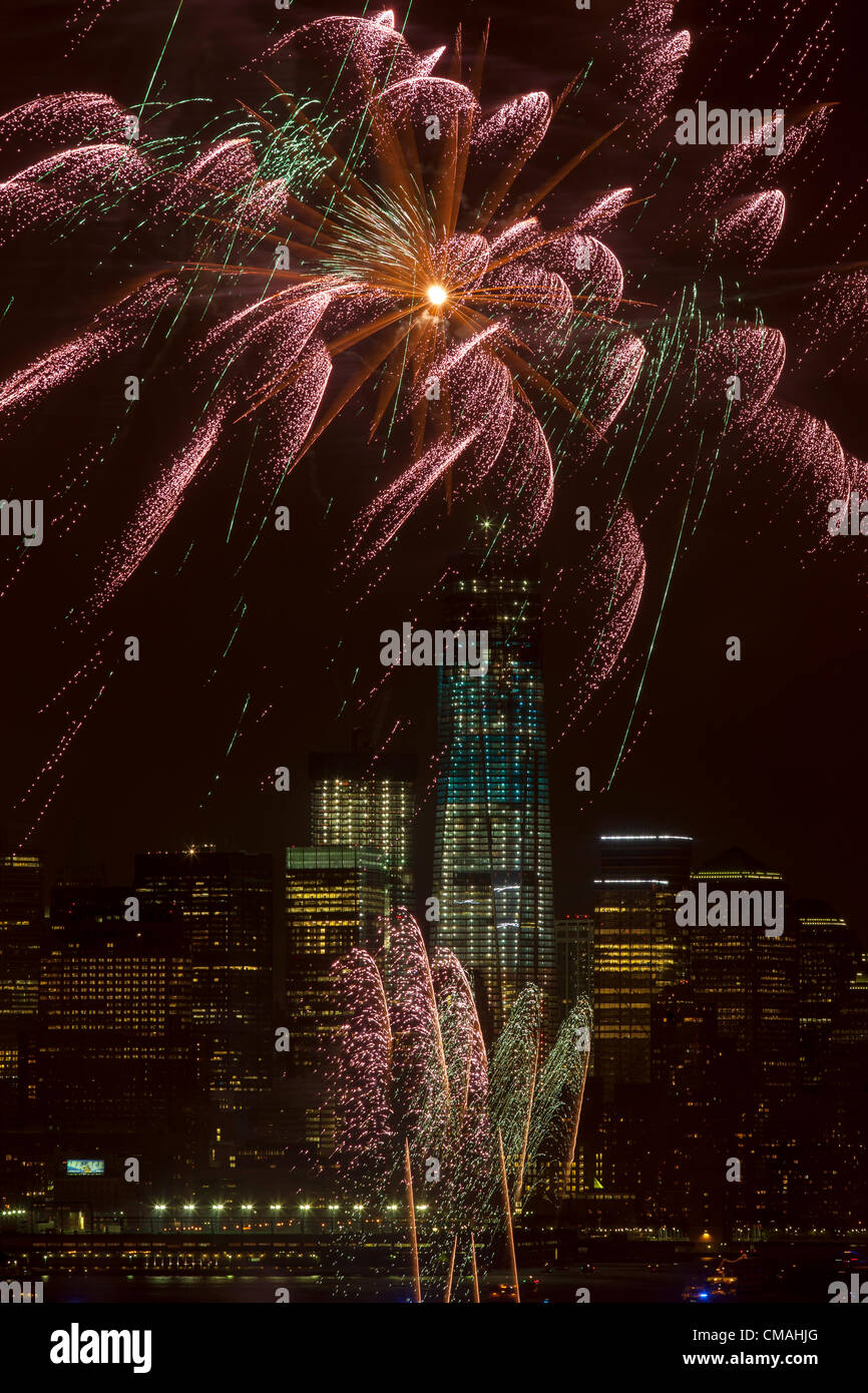 The annual Macy's Fourth of July fireworks show lights the sky over the ...