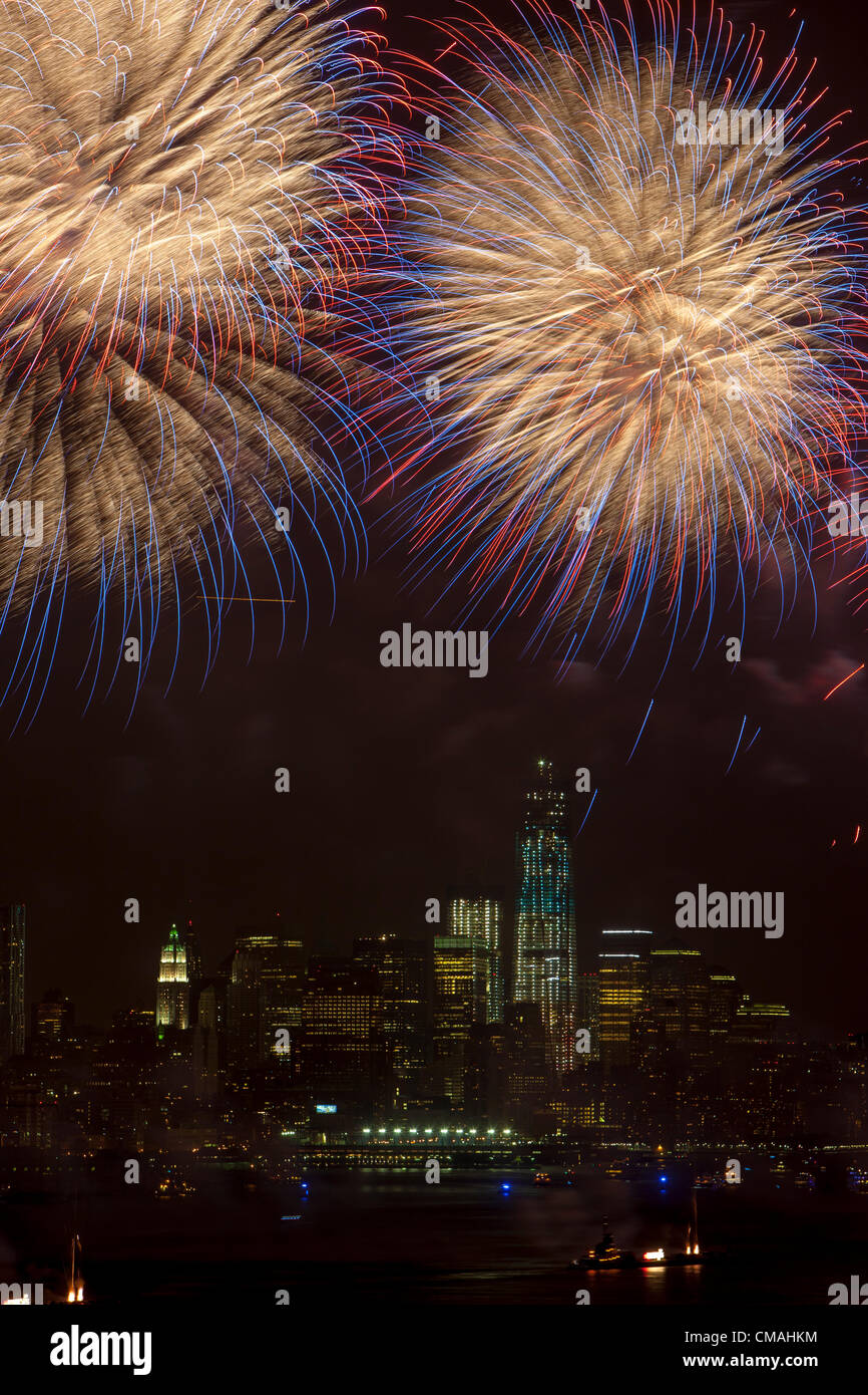 The annual Macy's Fourth of July fireworks show lights the sky over the ...