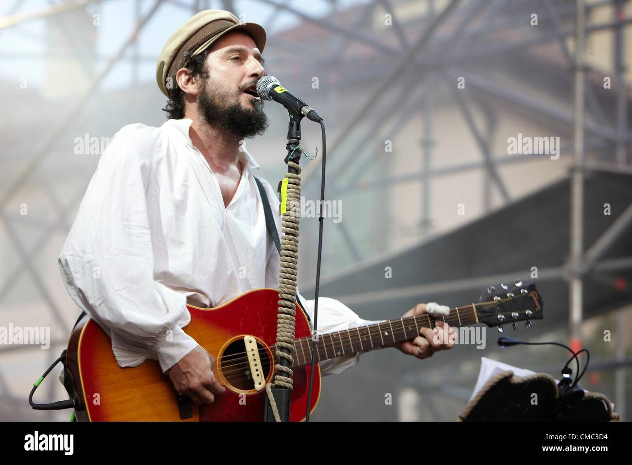 Singer with white shirt and white hat hi-res stock photography and ...