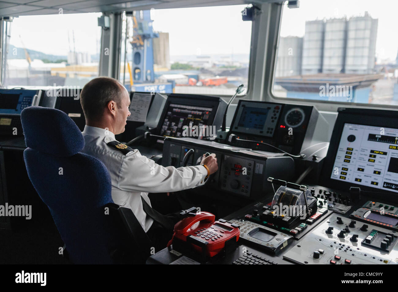 Belfast, 16/07/2012 - Officer at the helm of HMS Dragon Stock Photo